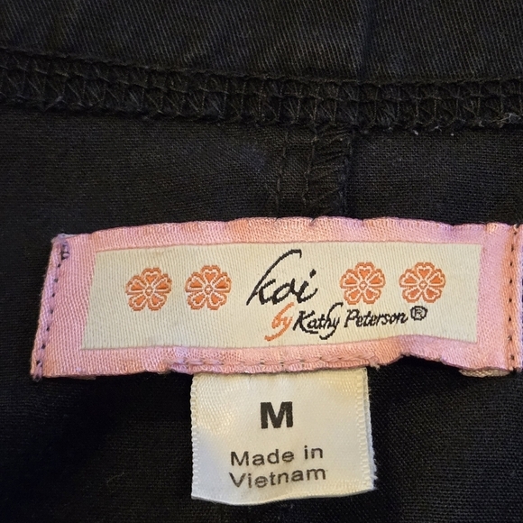 koi Basics Scrub Top Black Floral Women's 2-Pocket STRETCH V-Neck Print size M - Picture 3 of 12